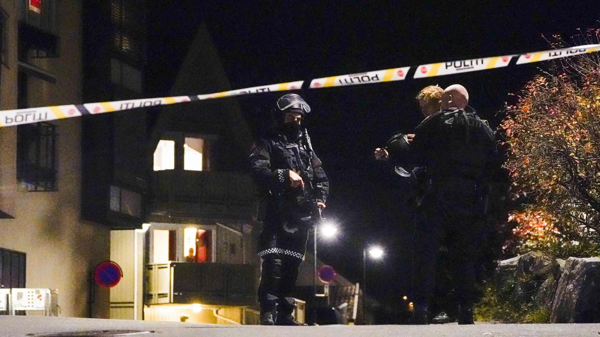 Bewaffnete Polizisten stehen im abgeriegelten Zentrum von Kongsberg. | AP