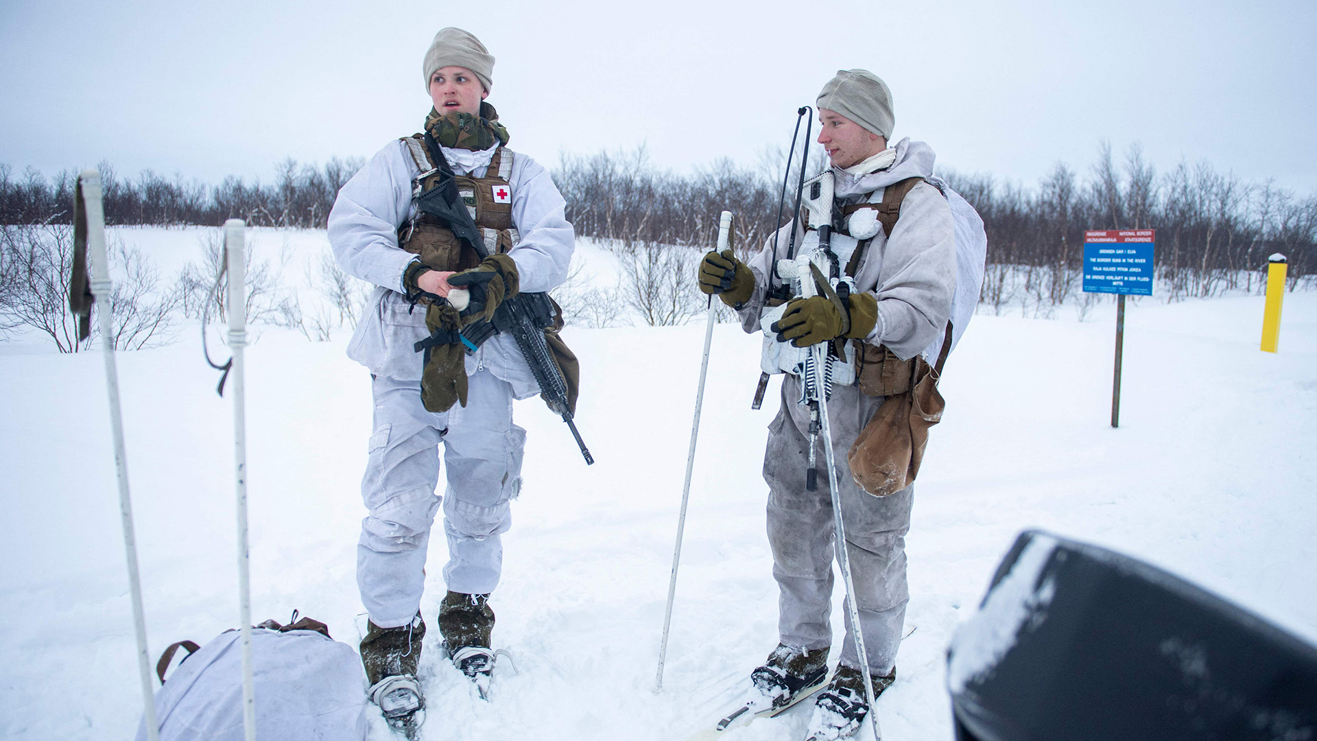 Zwei norwegische Soldaten patrouillieren an der norwegischen Grenze zu Russland. | AFP