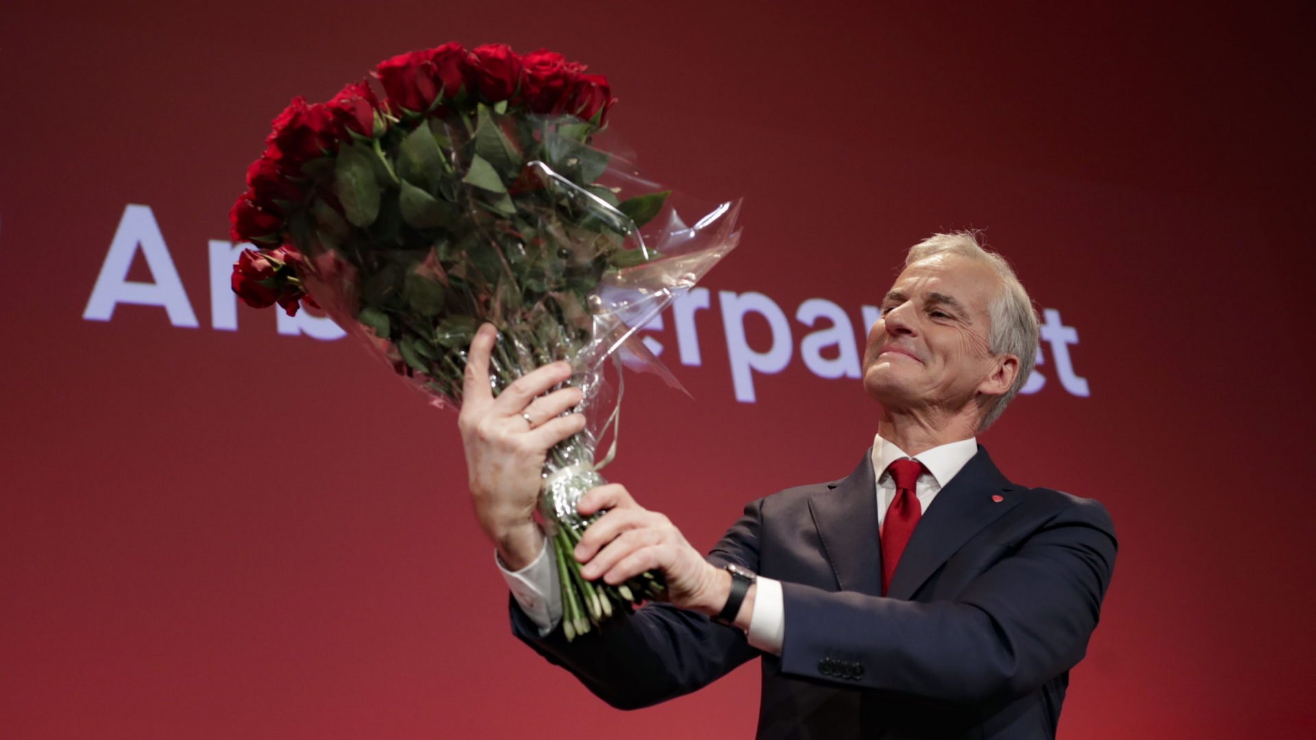 Der Vorsitzende der Arbeiterpartei, Jonas Gahr Støre, hält einen Strauß roter Rosen bei der Wahlmahnwache der Arbeiterpartei für die Parlamentswahlen 2021 im Volkshaus in Oslo, Norwegen.  | dpa