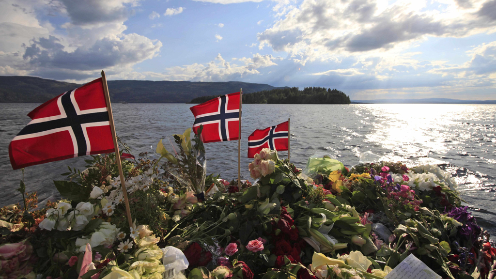 Blumen und norwegische Flaggen vor der Insel Utöya | null