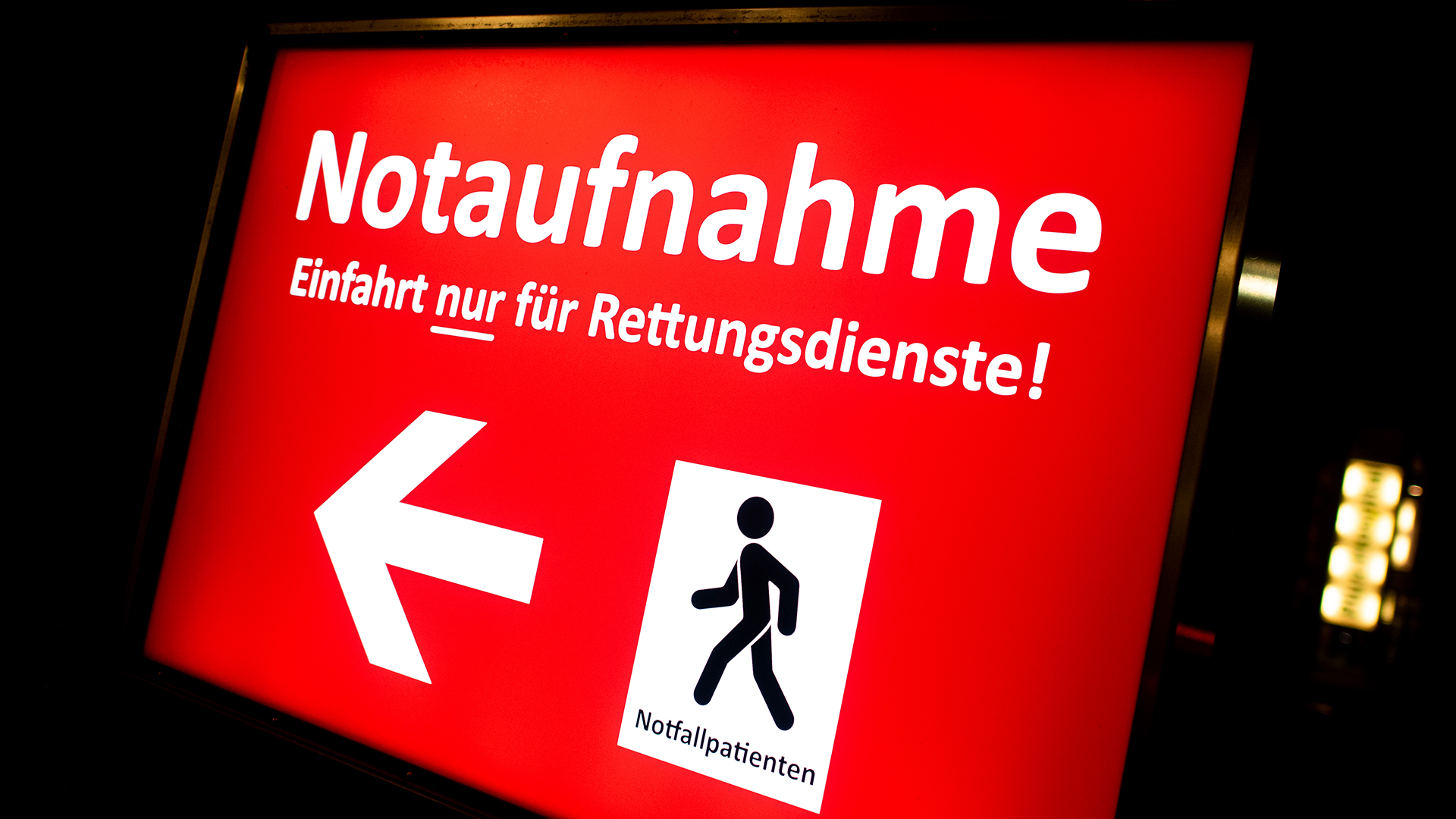 Ein Schild mit der Aufschrift "Notaufnahme" steht vor der Einfahrt zur Notaufnahme am Pius Hospital in Oldenburg.