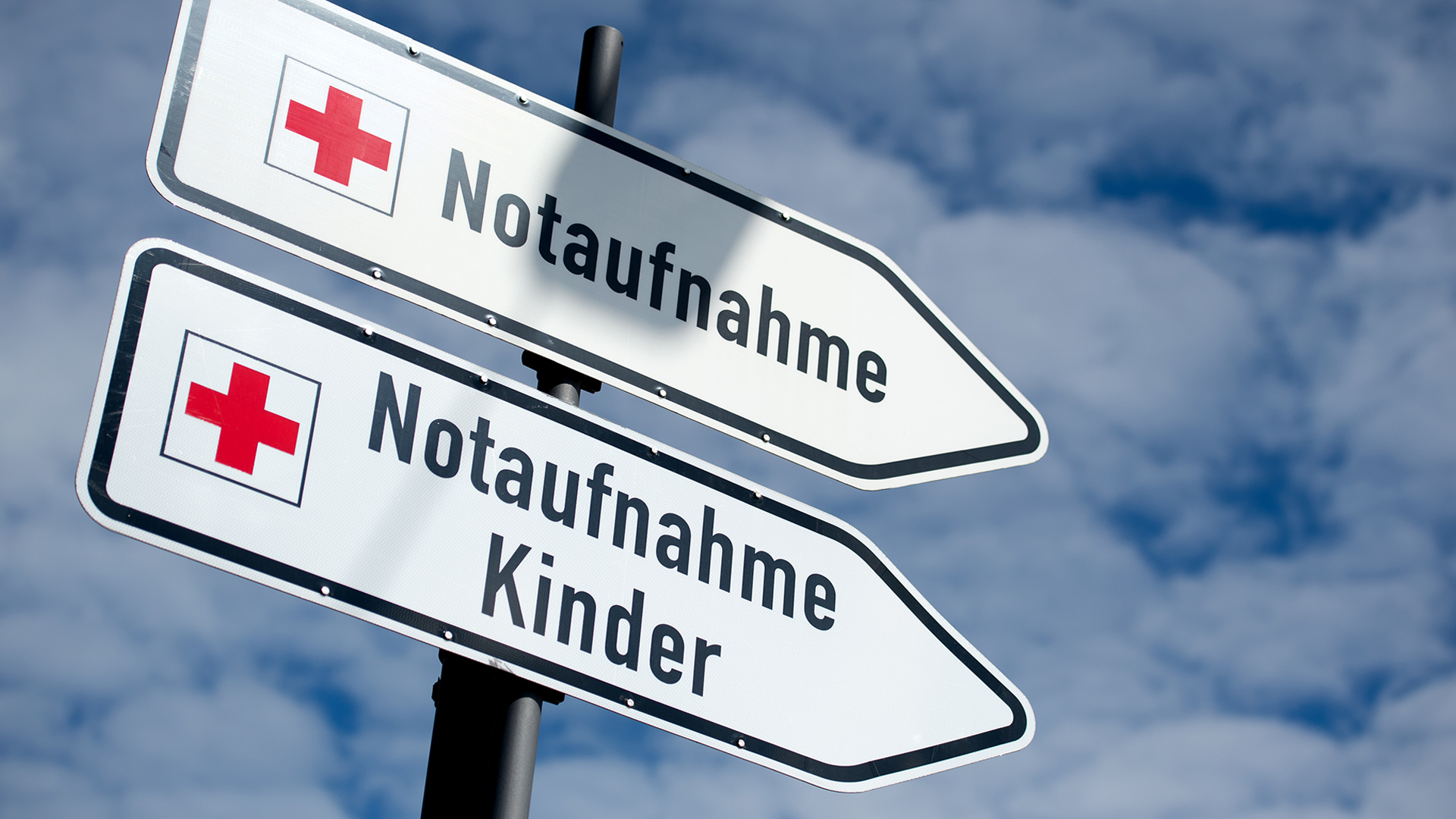 zwei Schilder mit der Aufschrift «Notaufnahme» und «Notaufnahme Kinder» stehen von einem Krankenhaus | picture alliance/dpa