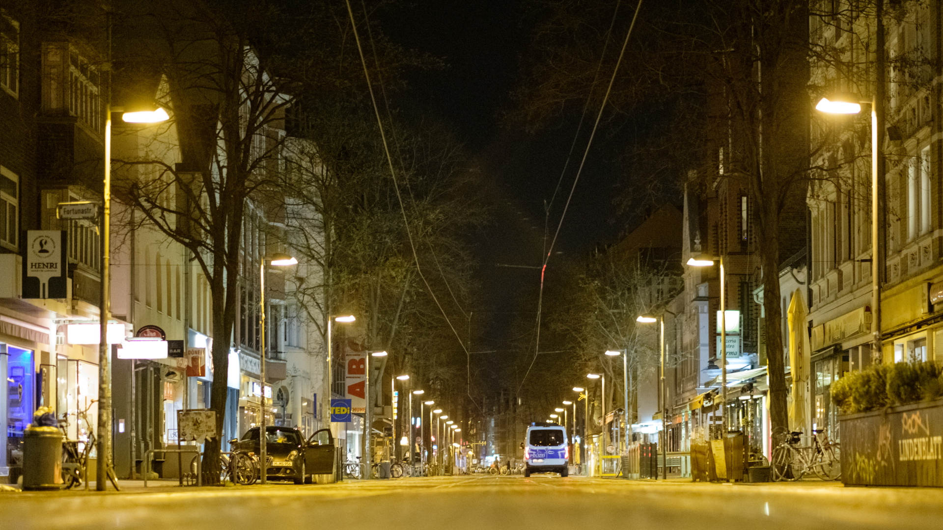 Die Polizei kontrolliert auf der sonst belebte Limmerstraße die Einhaltung der nächtlichen Ausgangssperre.  | dpa