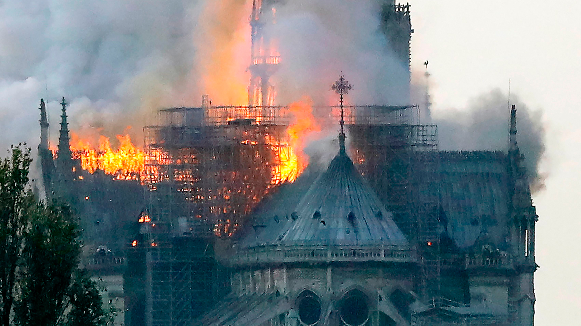 Paris Kirche Brennt
