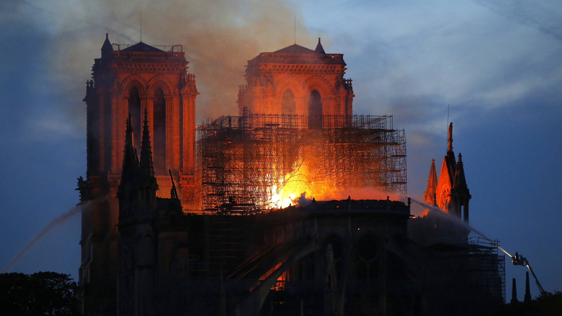 Feuer und Rauch in der Kathredale Notre-Dame in Paris