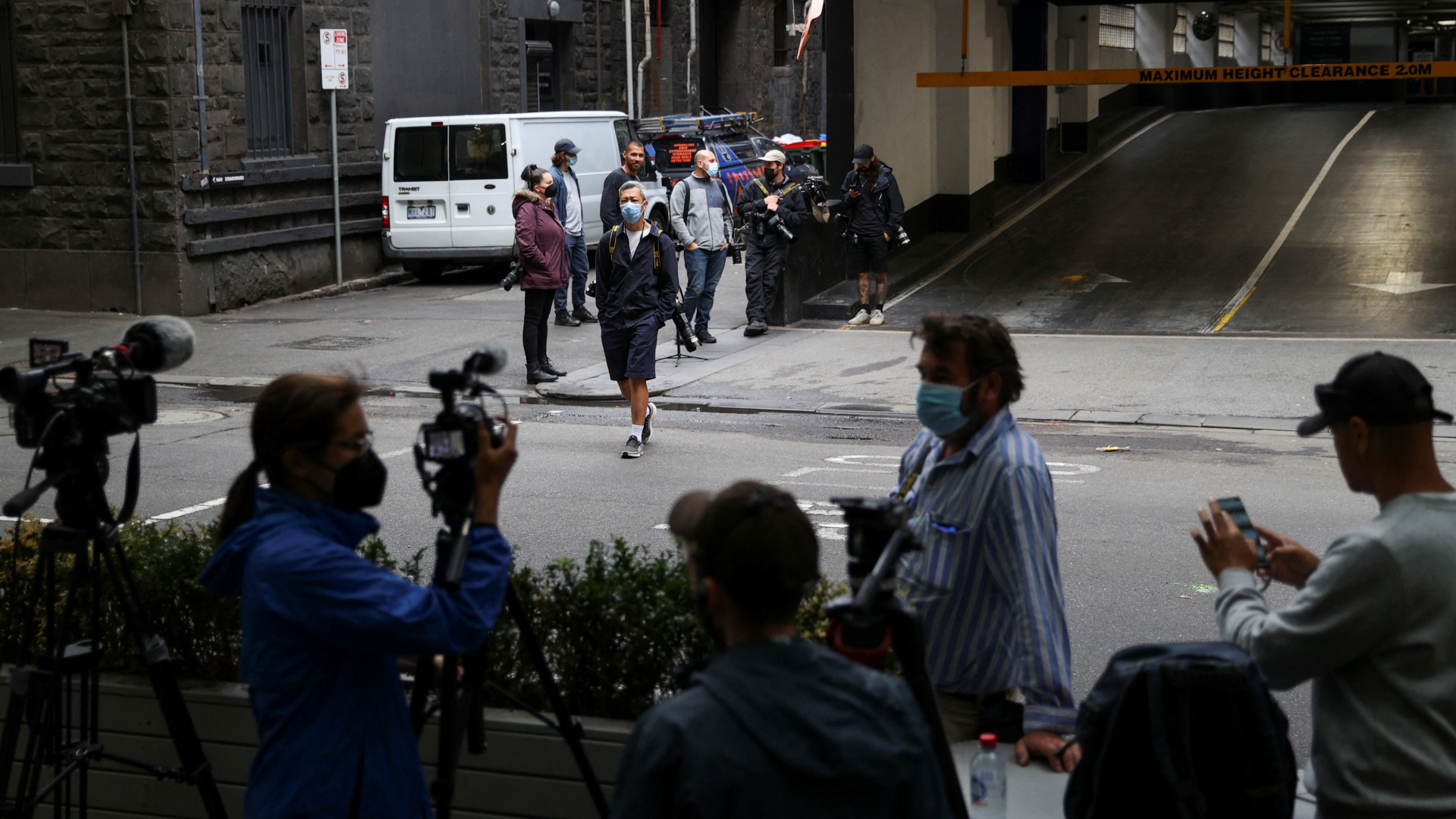 Presservertreter stehen vor dem Büro der Djokovic-Anwälte | REUTERS