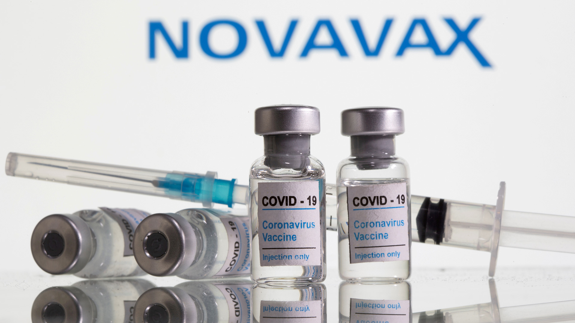 Spritze und Fläschchen mit Corona-Impfstoff des Hersteller Novavax