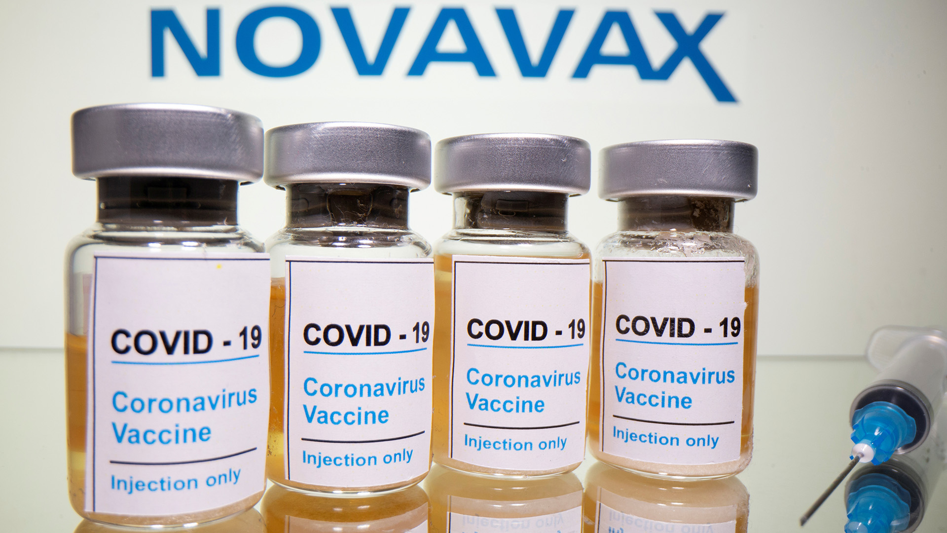 Spritze und Fläschchen mit Corona-Impfstoff des Hersteller Novavax | REUTERS