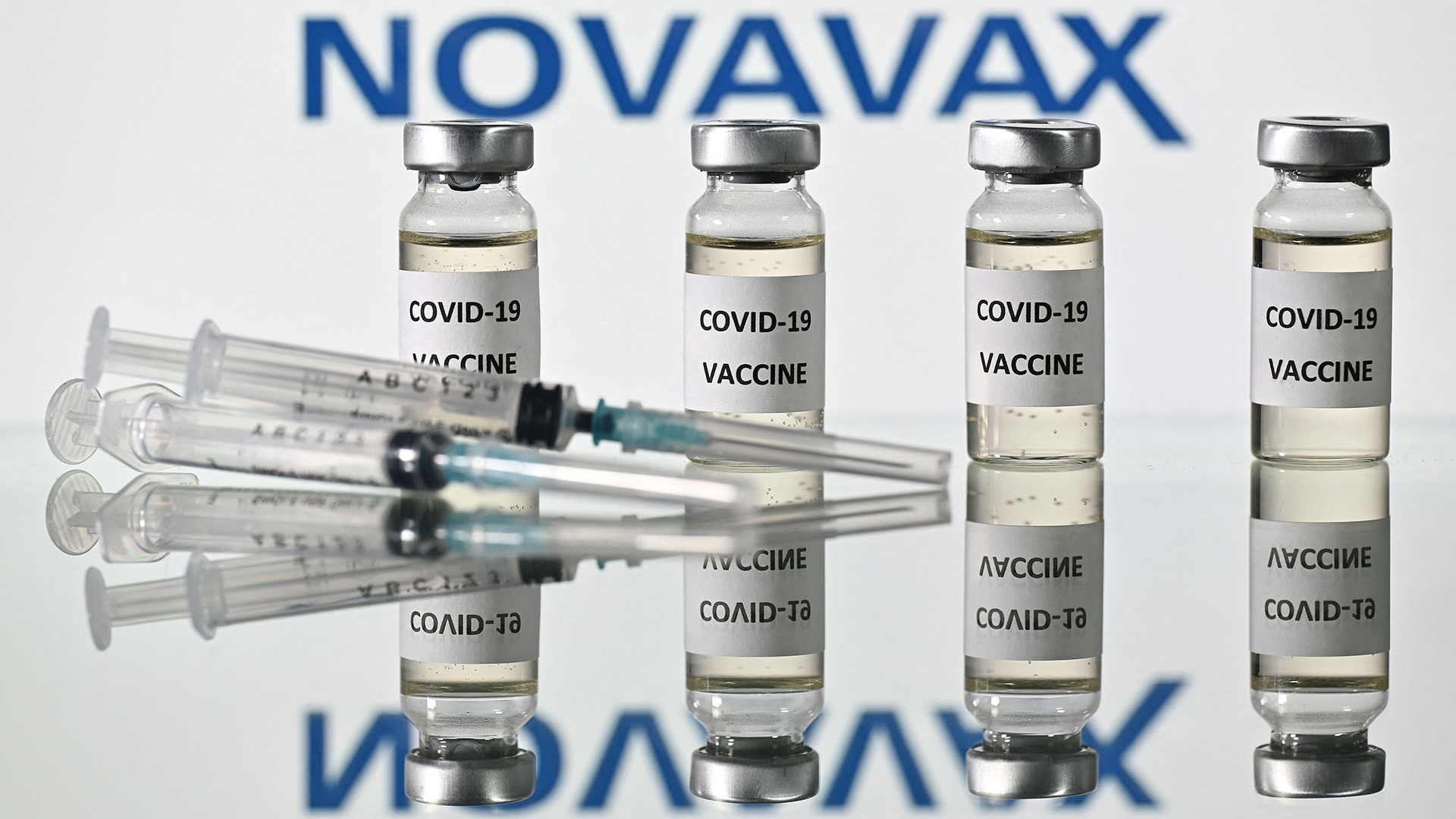 Spritze und Fläschchen mit Corona-Impfstoff des Hersteller Novavax | AFP