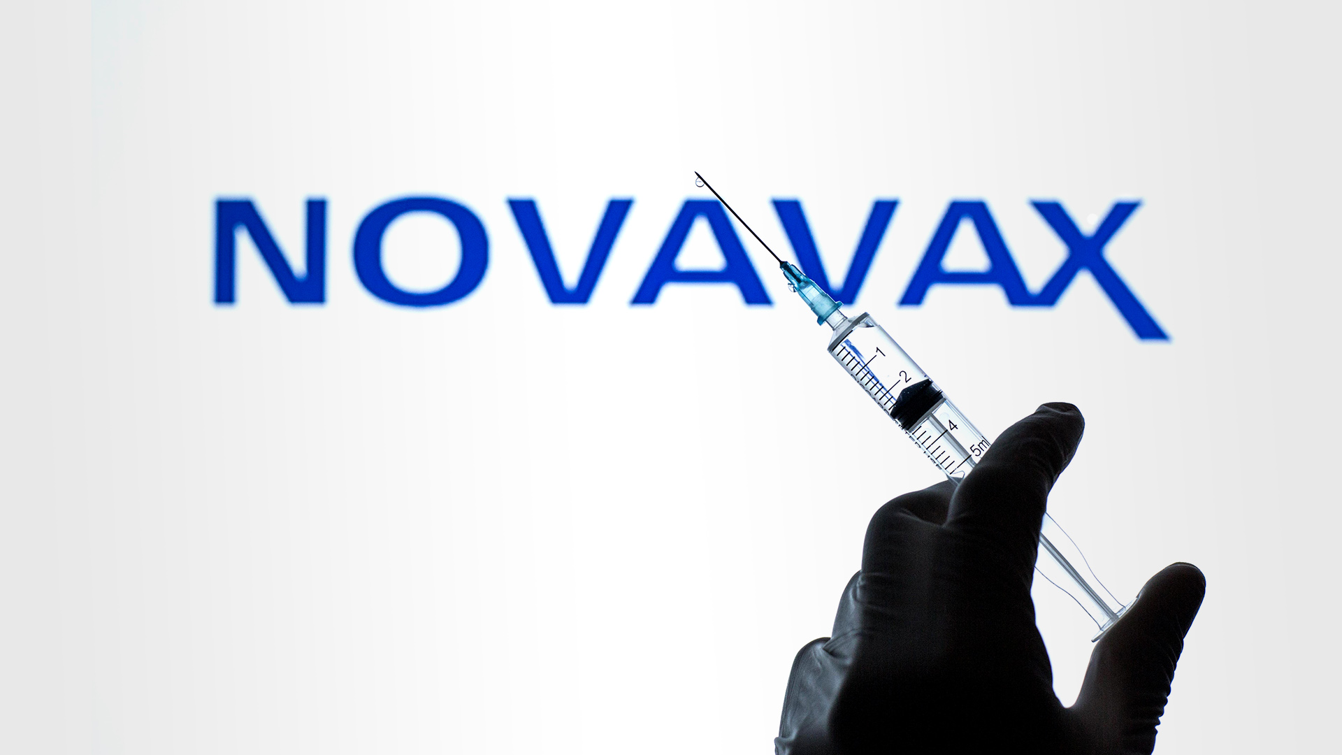 Eine Spritze vor dem Logo der Firma Novavax | picture alliance / ZUMAPRESS.com