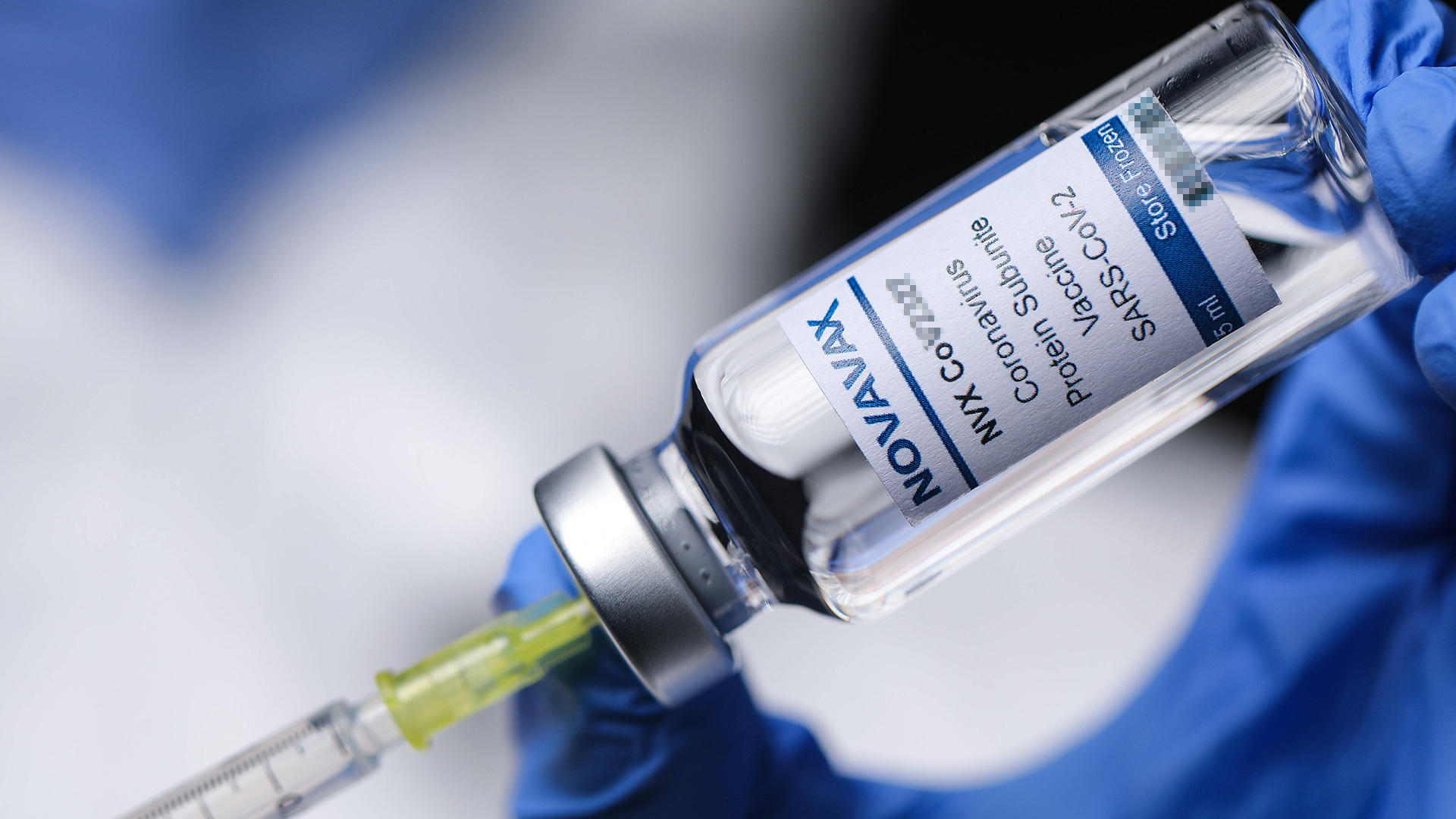 Eine Ampulle mit dem Impfstoff Novavax. | imago images/Pixsell