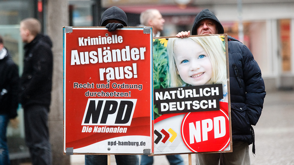 Teilnehmer einer NPD Wahlkampfveranstaltung halten in Hamburg Schilder mit den Aufschriften Kriminelle Ausländer raus und Natürlich Deutsch.  | null