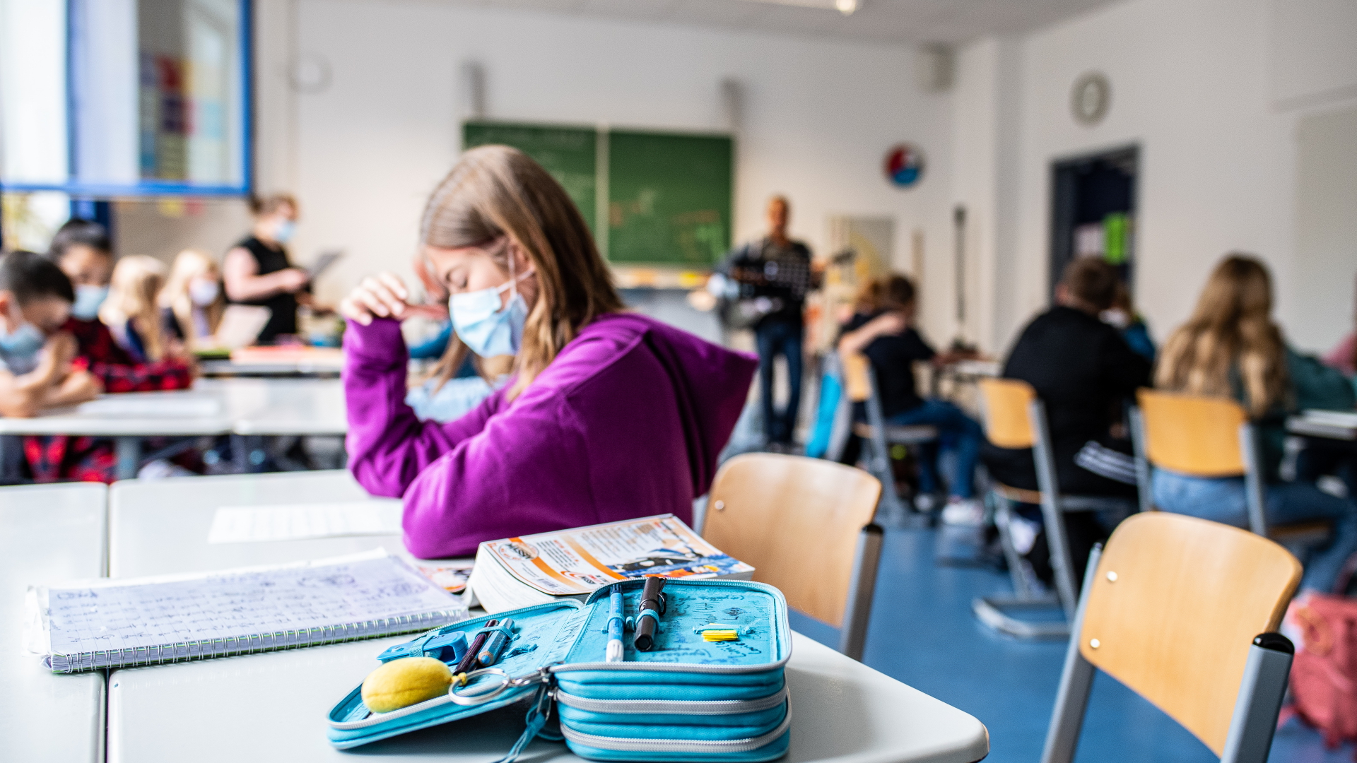 Eine Schülerin sitzt mit Maske in einer Gesamtschule in Münster in Nordrhein-Westfahlen | dpa