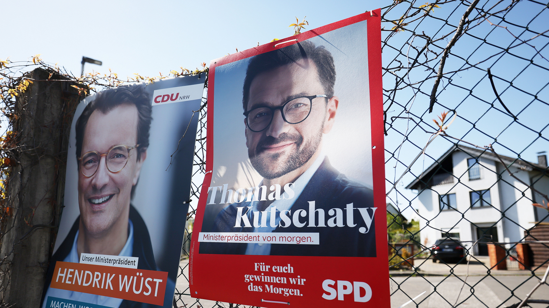 Wahlplakate von CDU und SPD in Bornheim (NRW). | dpa