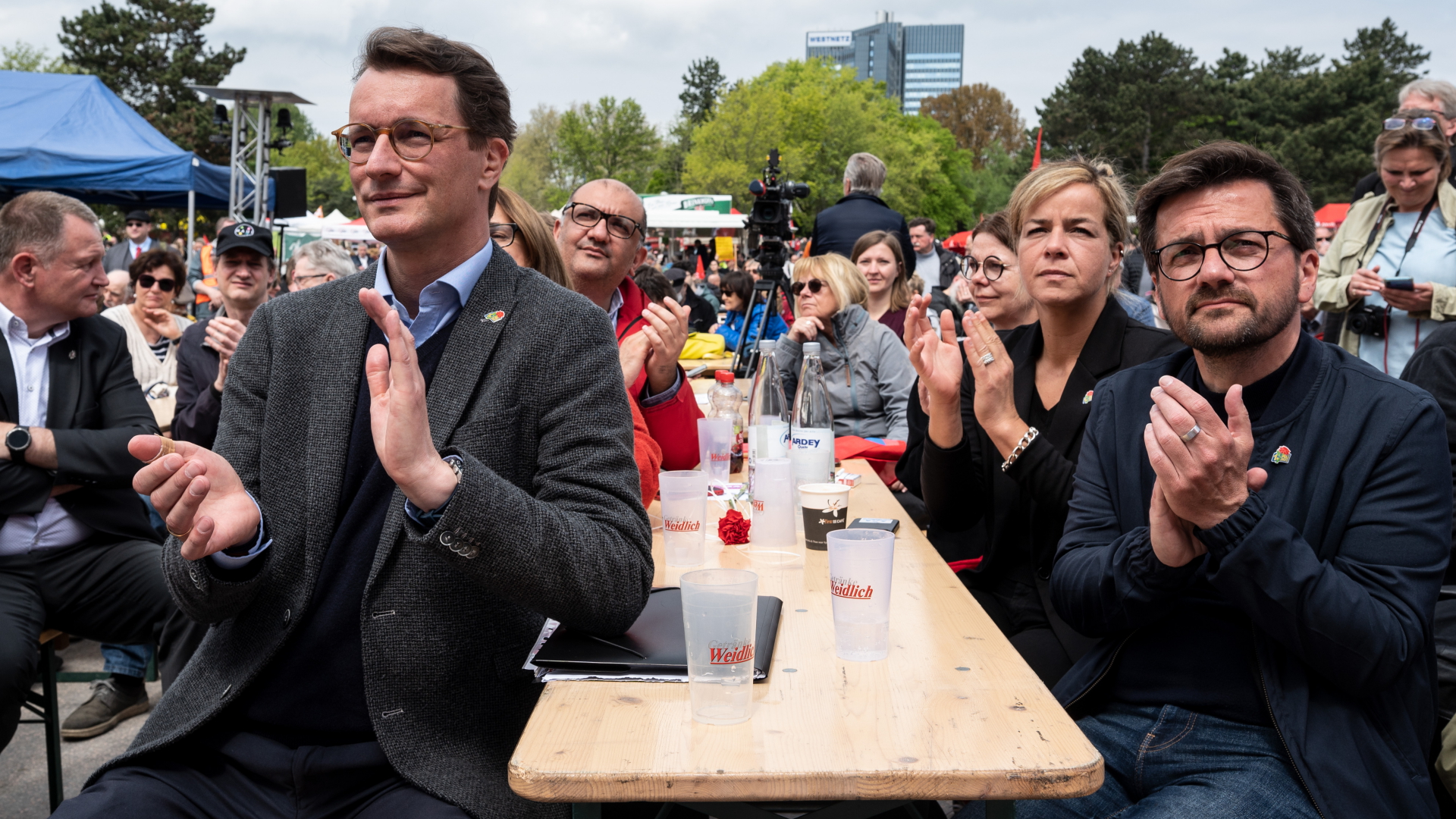 Einige Spitzenkandidaten zur Landtagswahl in Nordrhein-Westfalen bei der Kundgebung des DGB am 1. Mai in Dortmund. | dpa