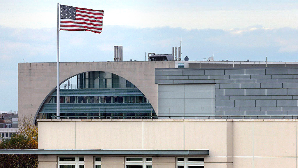 Dach der US-Botschaft in Berlin: Die deutschen Nachrichtendienste vermuten hier eine Abhöranlage der US-Geheimdienste. | dpa