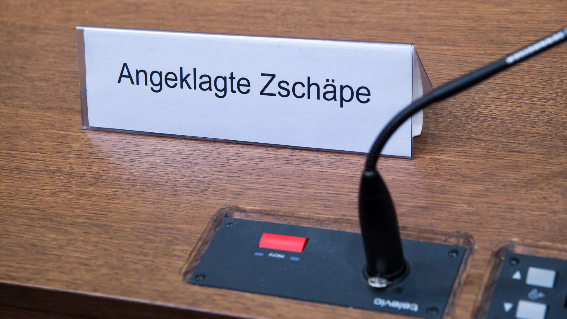 Ein Schild mit der Aufschrift "Angeklagte Zschäpe" im Gerichtssaal in München  | dpa