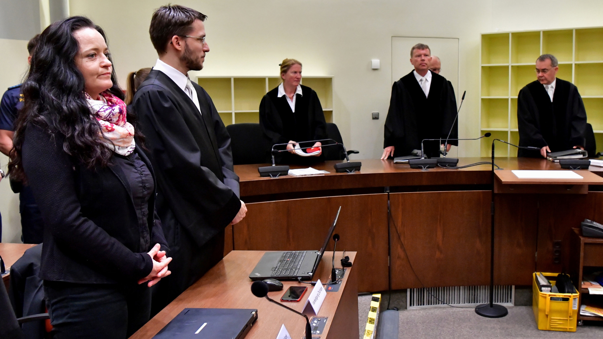 Die Angeklagte Beate Zschäpe und ihr Anwalt Mathias Grasel im Gericht am Tag der Urteilsverkündung. | dpa