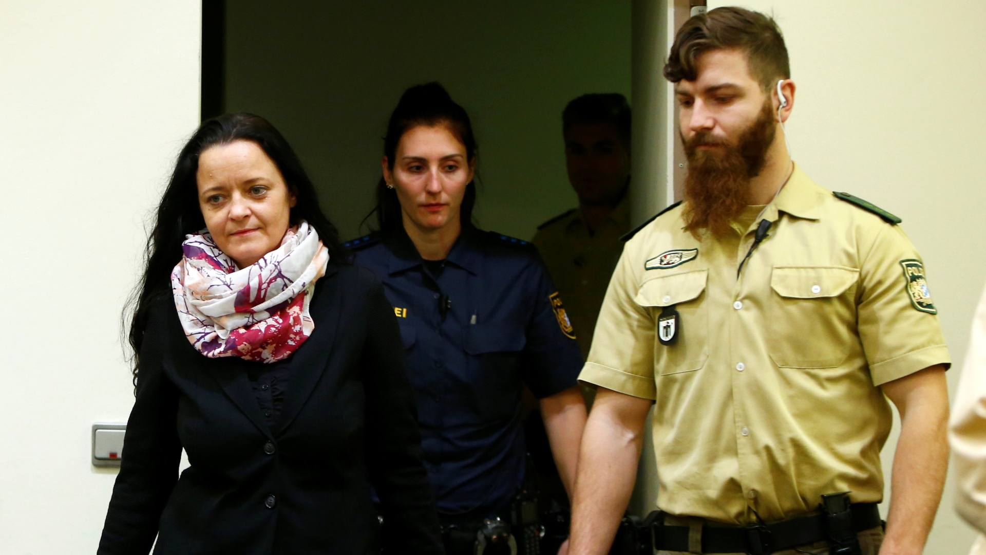 Die Angeklagte Beate Zschäpe betritt den Gerichtssaal im Oberlandesgericht in München. 