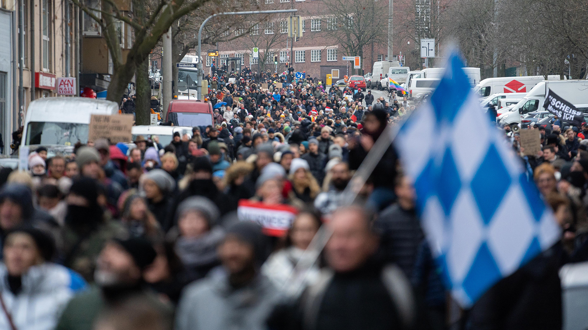 Demonstranten ziehen durch die Nürnberger Südstadt. | dpa