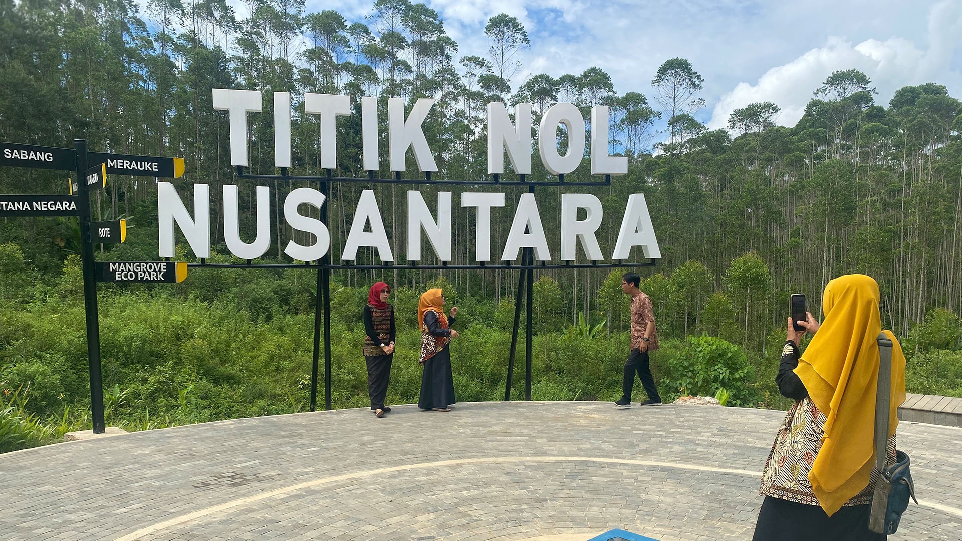 Touristen posieren am Point Zero in Indonesiens geplanter neuer Hauptstadt Nusantara. | Lena Bodewein, ARD Singapur