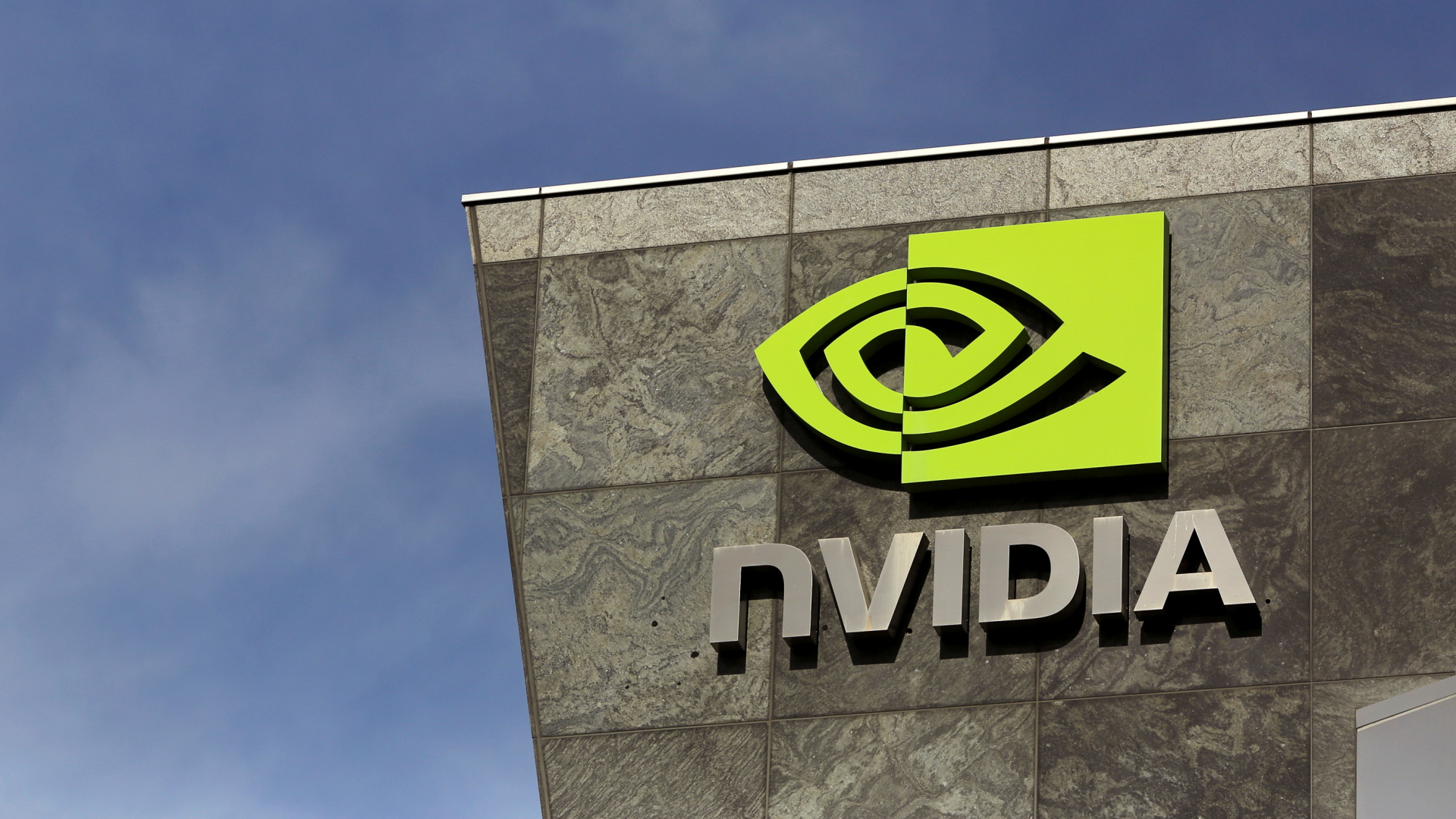 Logo des Halbleiterherstellers NVIDIA an einem Firmengebäude | REUTERS
