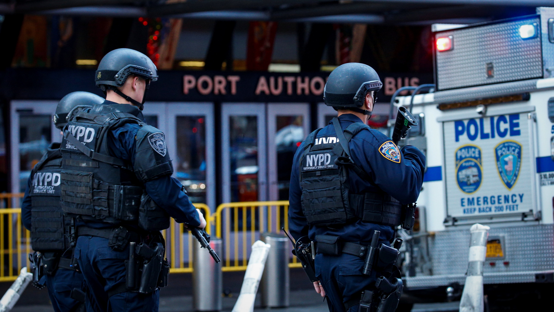 Bewaffnete Polizisten patrouillieren vor der Port Authority-Station in New York.