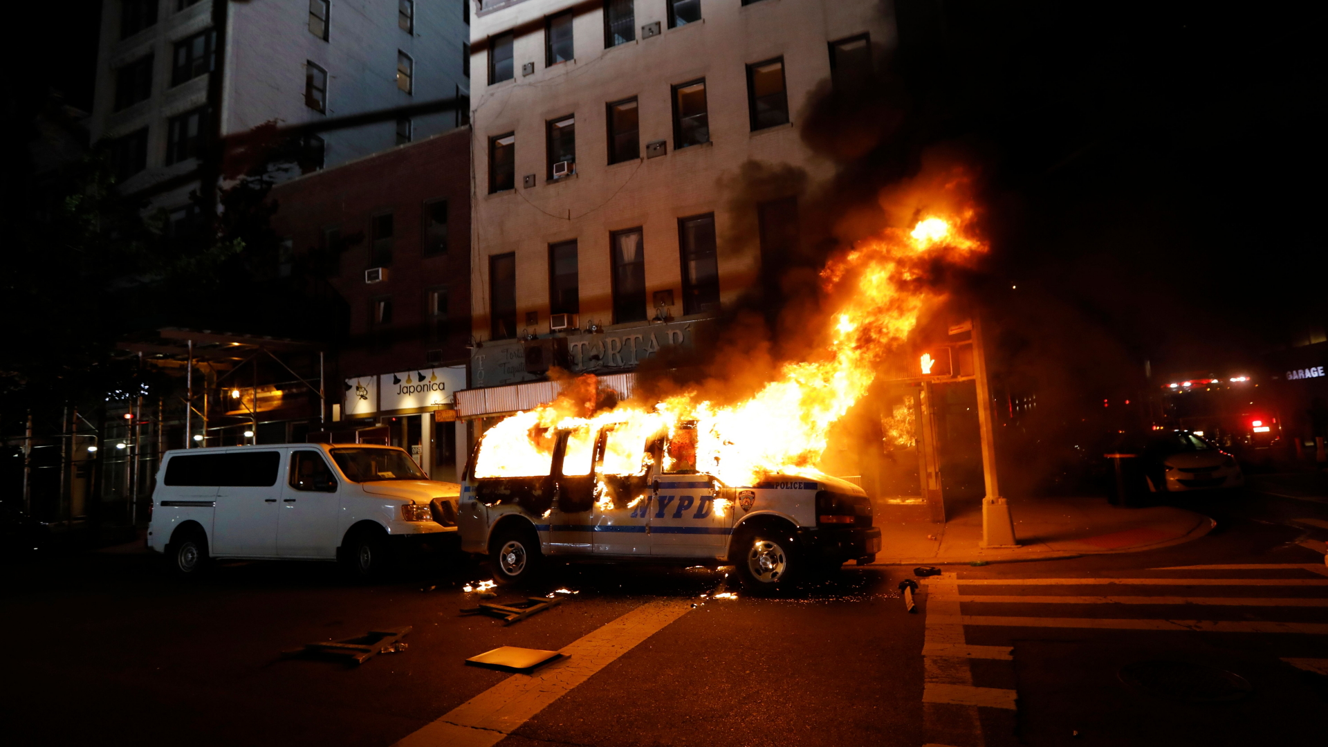 Brennender Polizeiwagen in New York | PETER FOLEY/EPA-EFE/Shutterstock