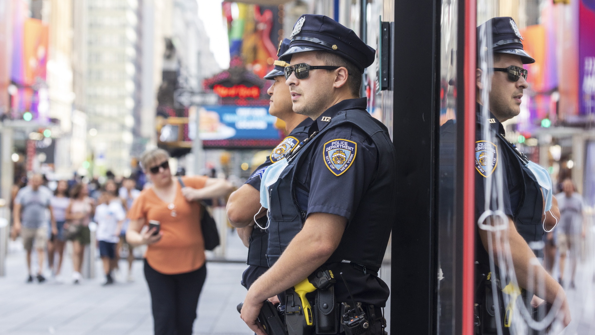 Zwei Polizisten am Times Square in New York. | EPA