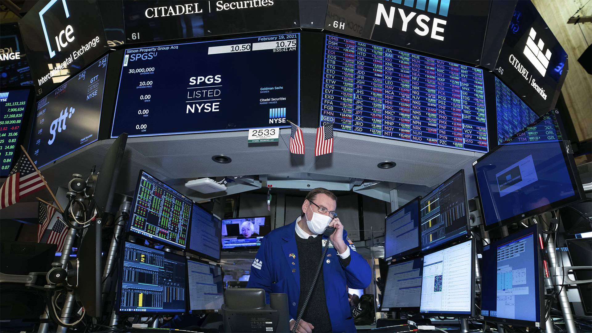 Händler arbeiten mit Atemschutzmasken an der New York Stock Exchange | 