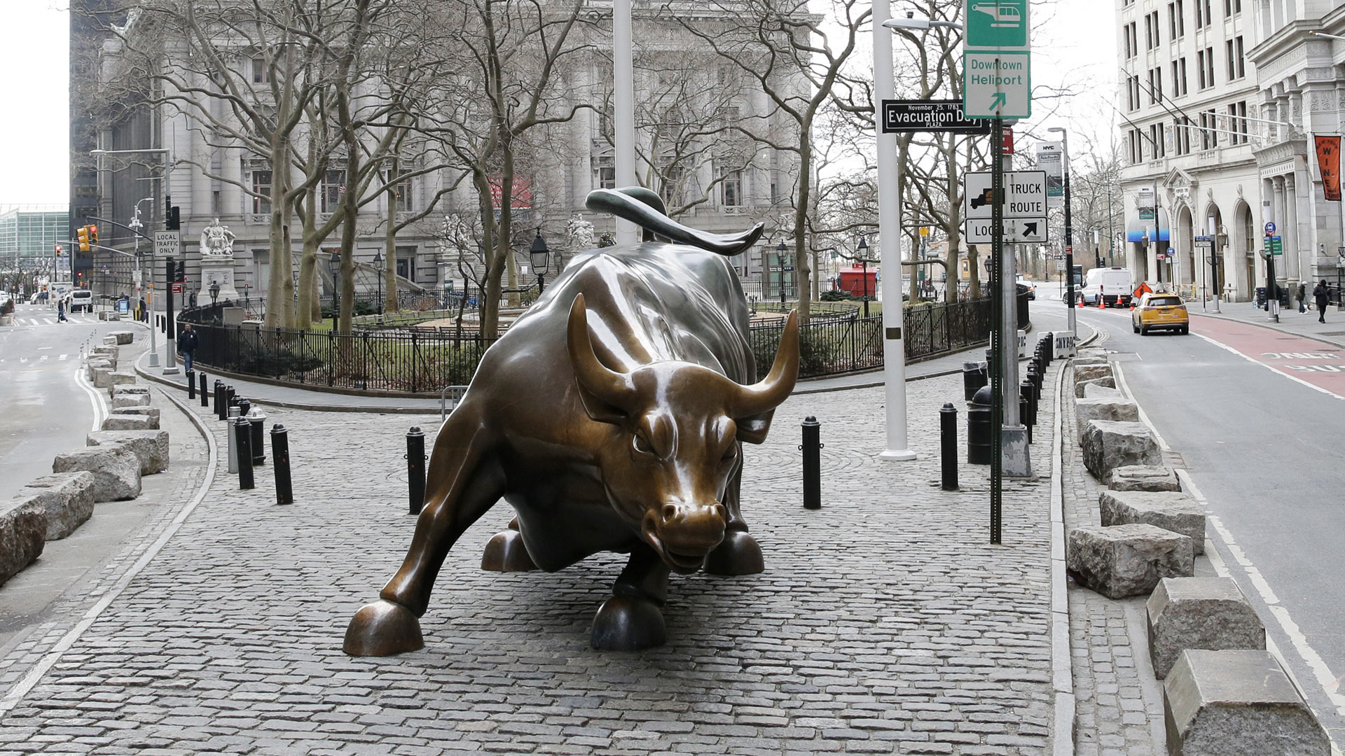 Bullenskulptur an der Wall Street in New York City | picture alliance / newscom