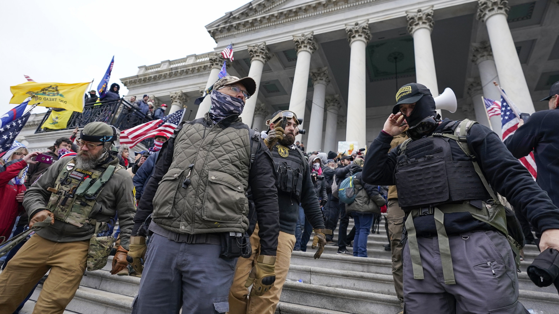 Mehrere Anhänger der "Oath Keepers" vor dem US-Kapitol (Januar 2021) | AP