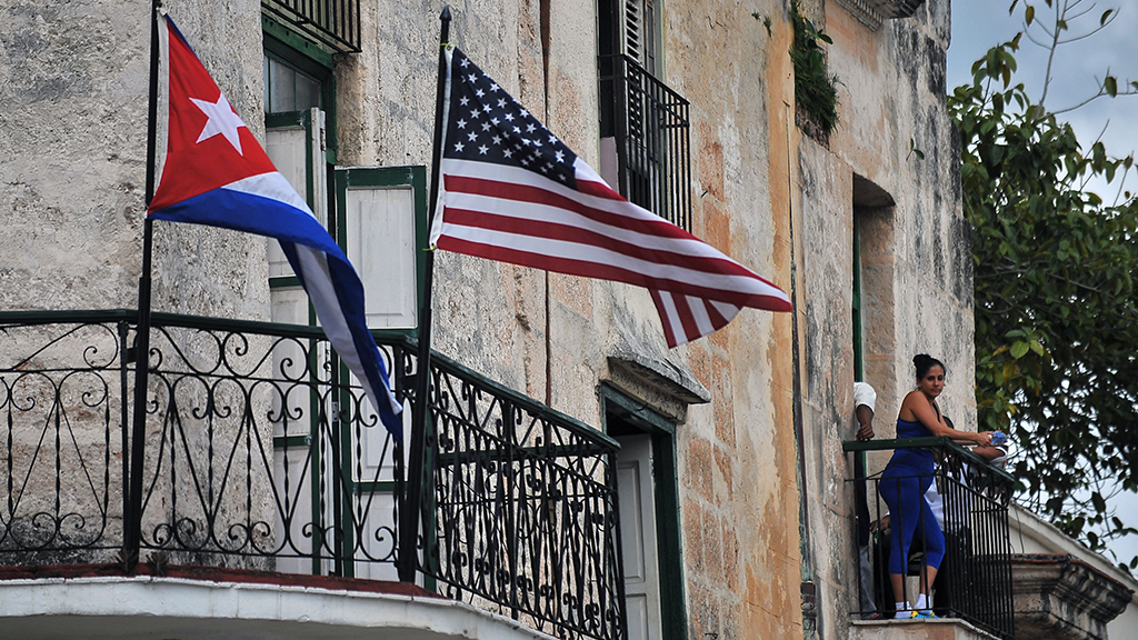 Die Flaggen von Kuba und den USA hängen an einem Gebäude | AFP