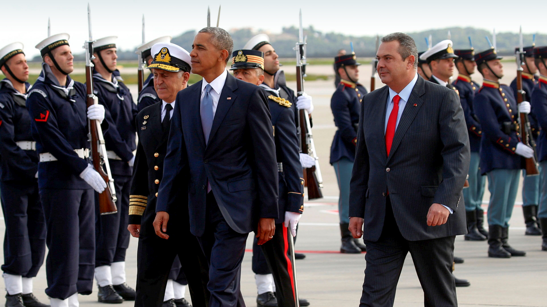 Obama wird vom griechischen Verteidigungsminister Panos Kamenos empfangen. | REUTERS