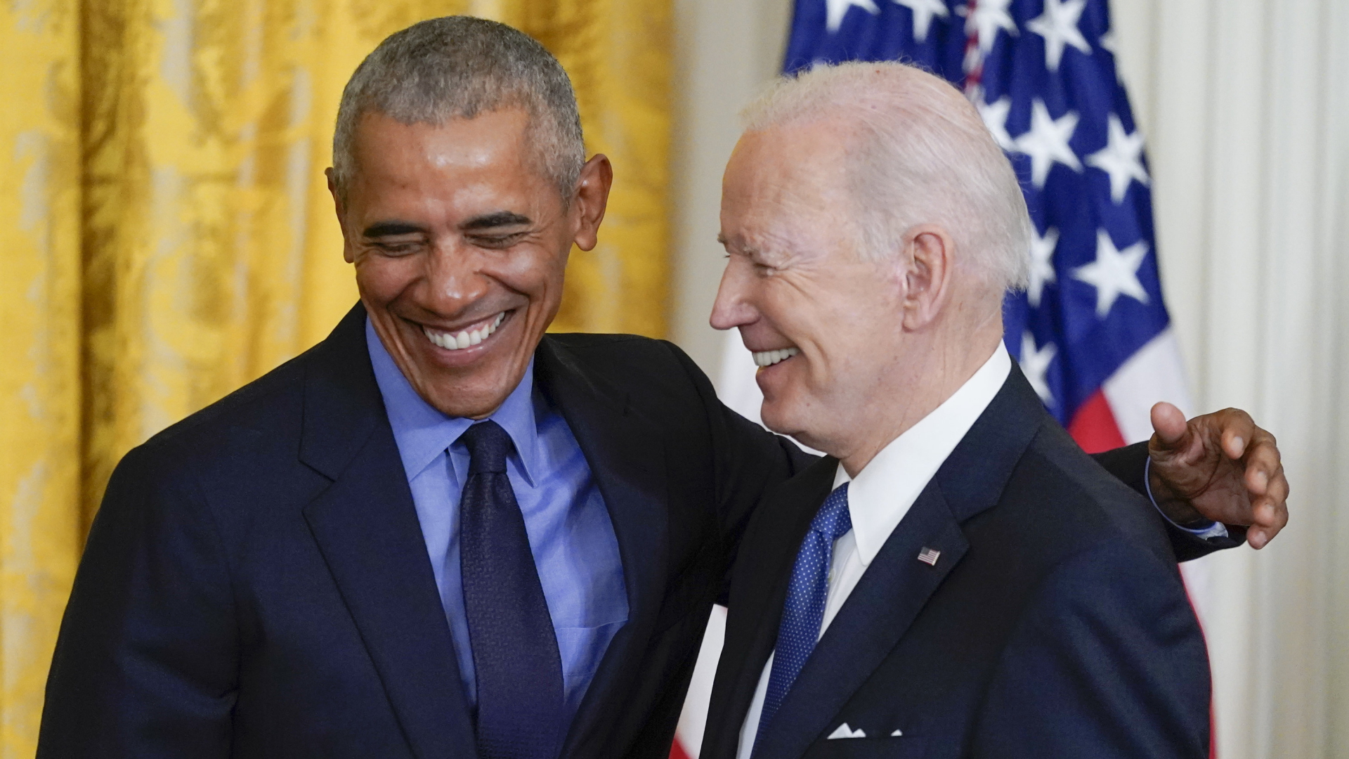 Barack Obama und Joe Biden lachend im Weißen Haus | AP