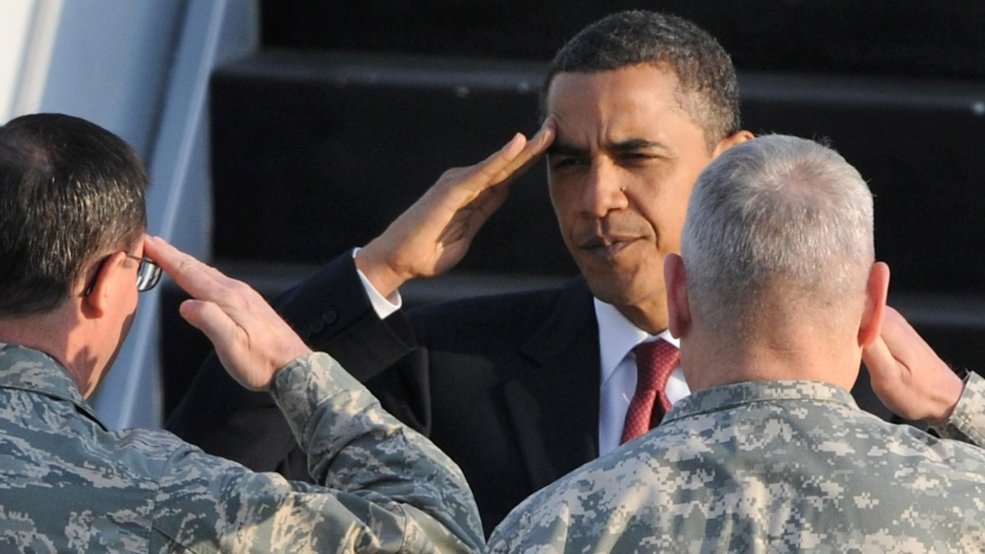 US-Präsident Obama beim Salut mit Soldaten auf der US-Air-Base in Ramstein | picture-alliance/ dpa