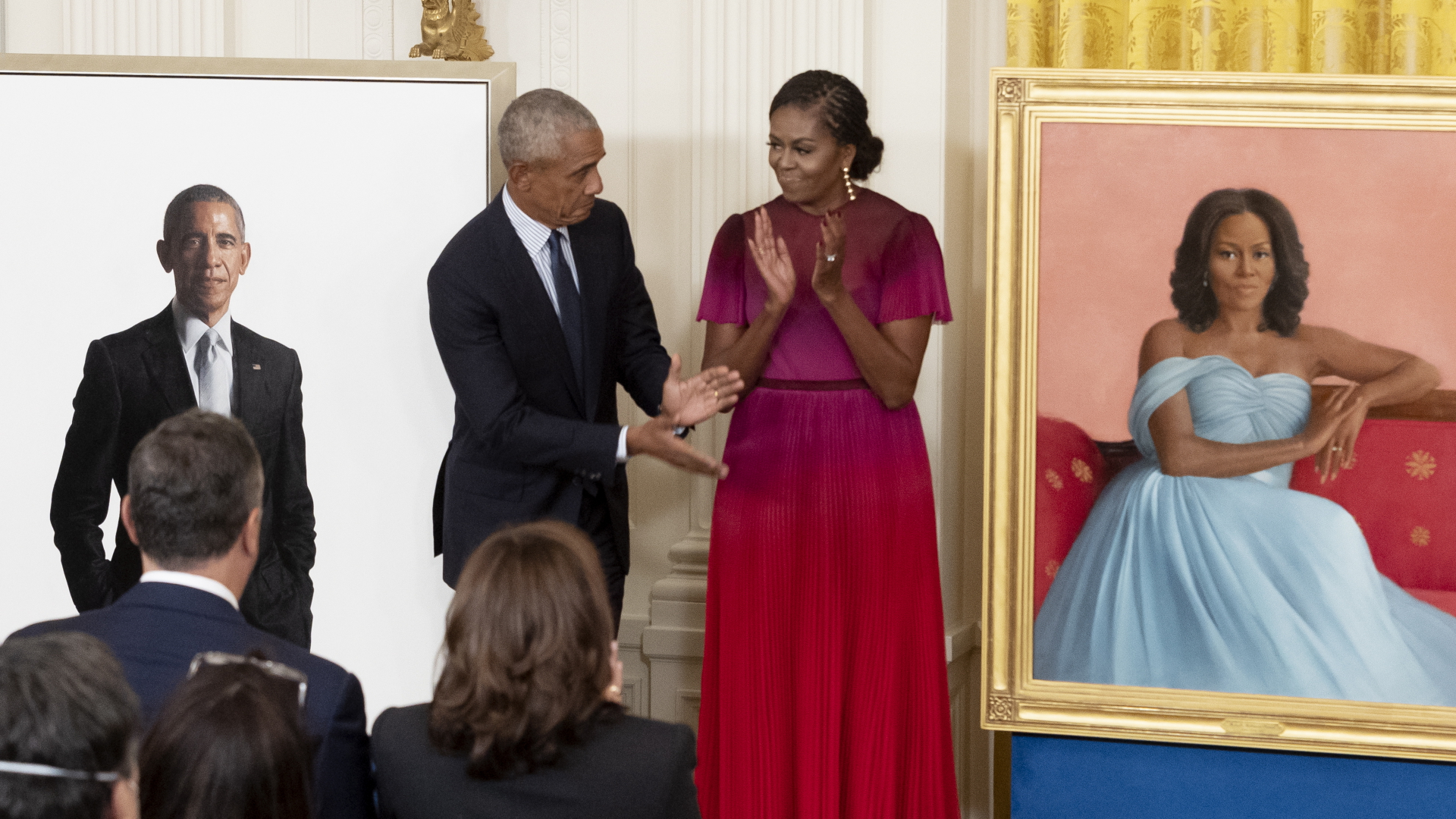 Barack und Michelle Obama applaudieren, nachdem ihre Präsidentenporträts enthüllt wurden, die ab jetzt im Weißen Haus hängen. | EPA