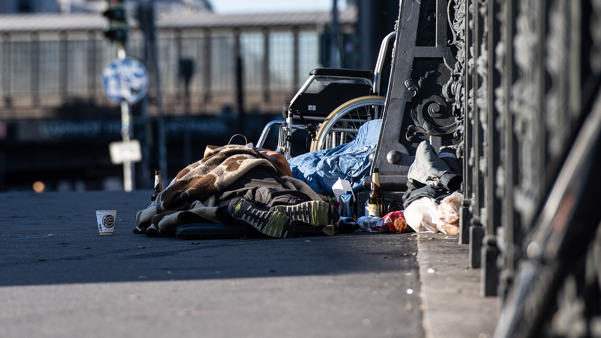 Berlin: Obdachlose liegen auf einer Brücke unweit des Bahnhof Friedrichstraße. | dpa