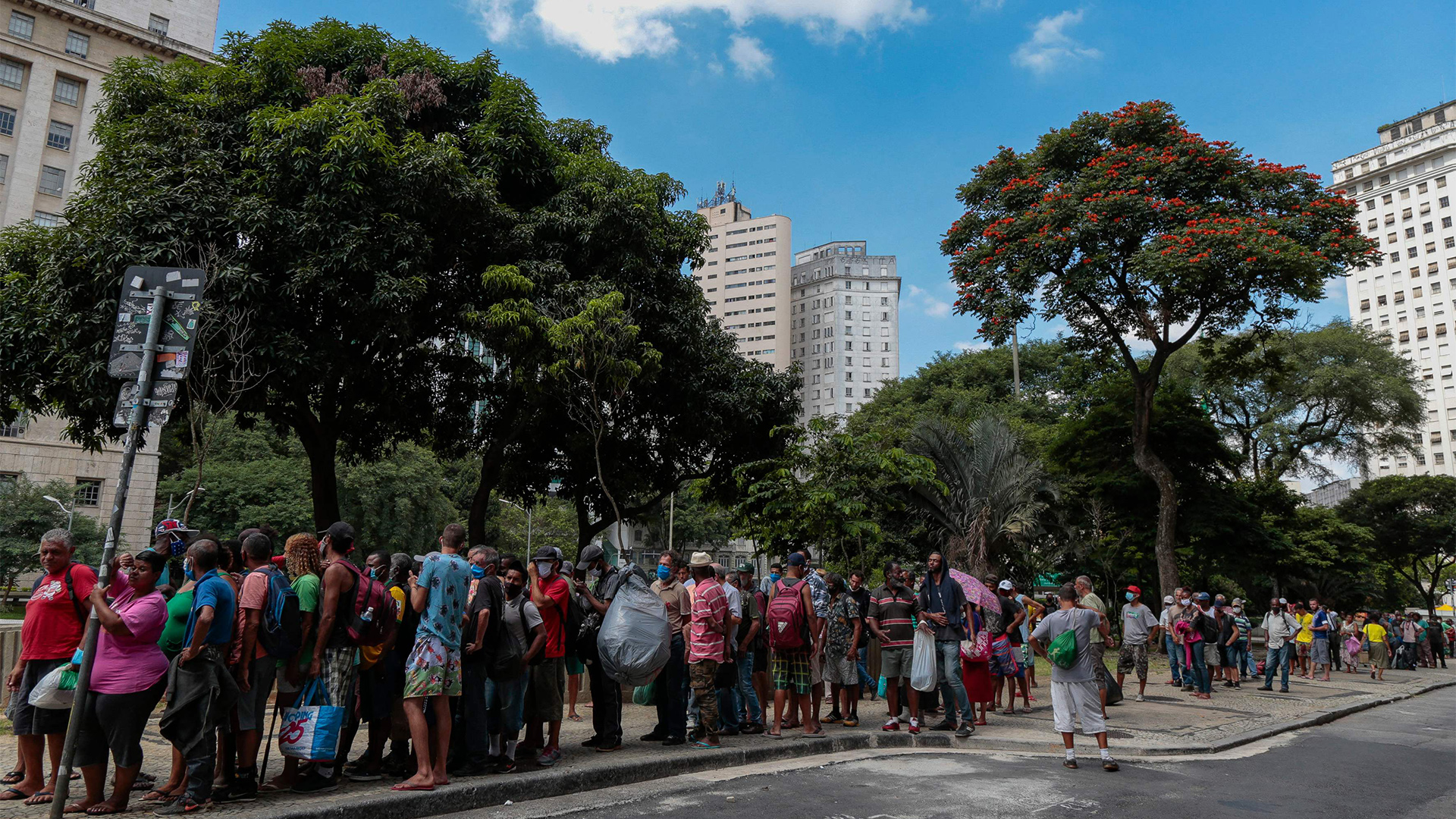 Obdachlose stehen in der Innenstadt von São Paulo (Brasilien) Schlange, um ein Mittagessen zu erhalten. | AFP