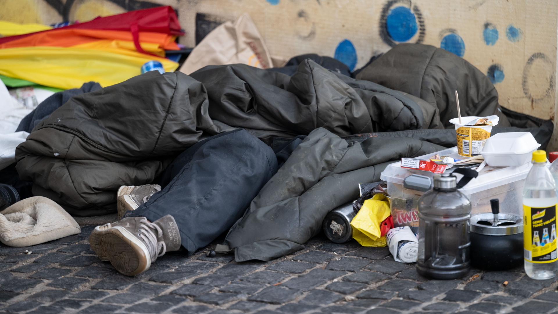 Stuttgart: Eine Person liegt in der Innenstadt unter einem Schlafsack.