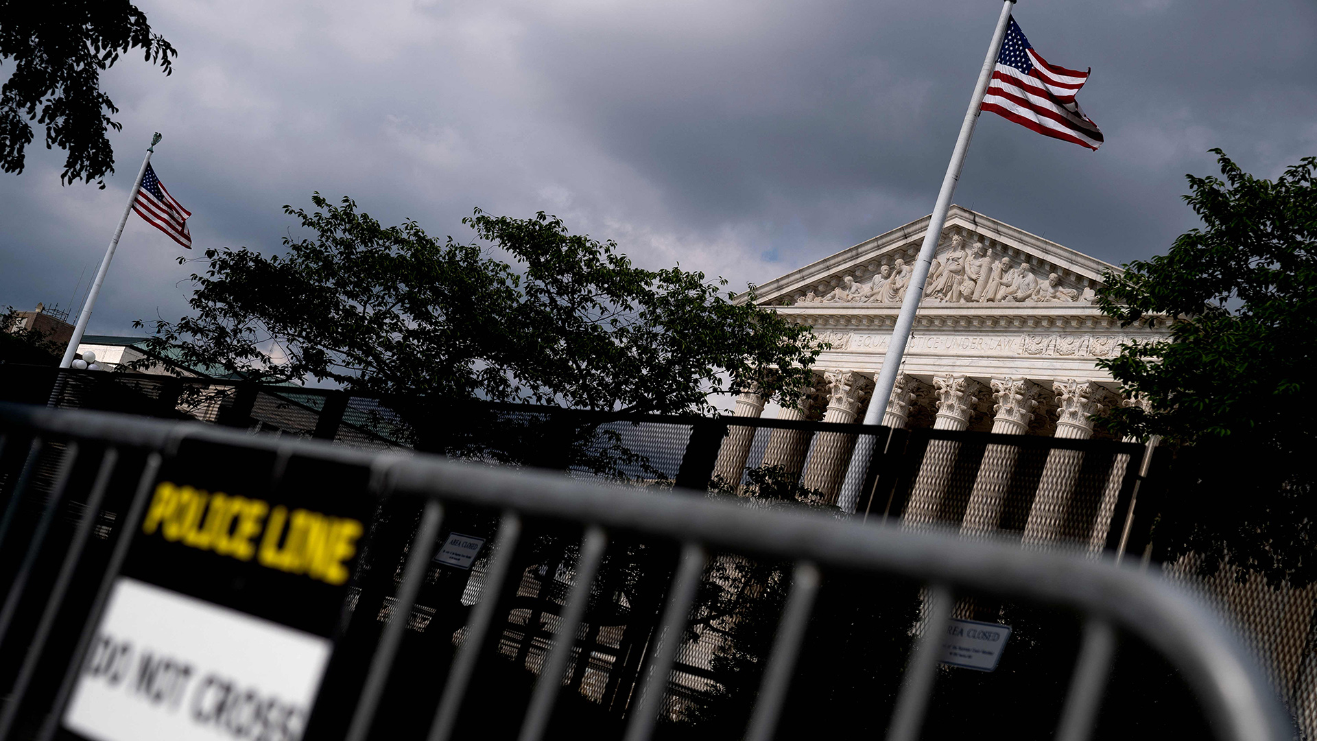 Provisorische Sicherheitszäune umgeben den Obersten Gerichtshof der USA in Washington. | AFP