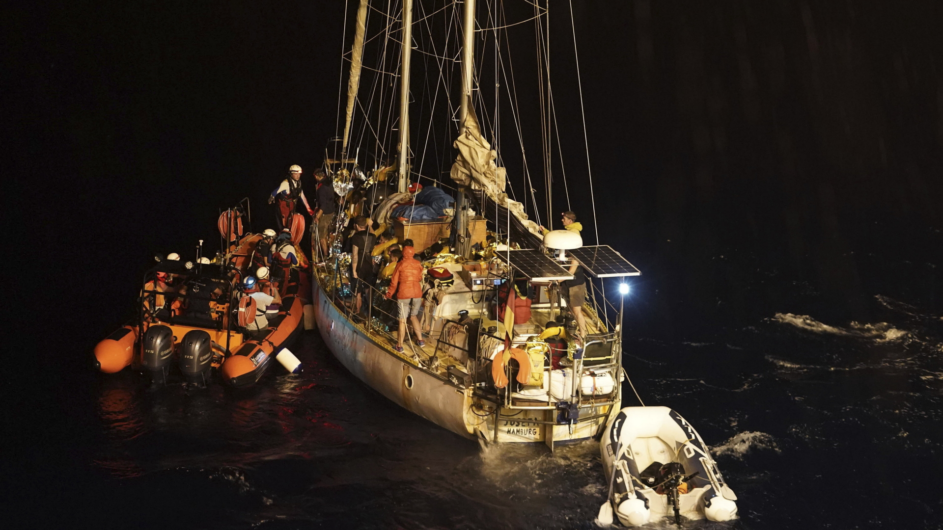 Das Rettungsschiff "Ocean Viking" hat im Mittelmeer 34 Menschen von einem Segelboot gerettet. | AP