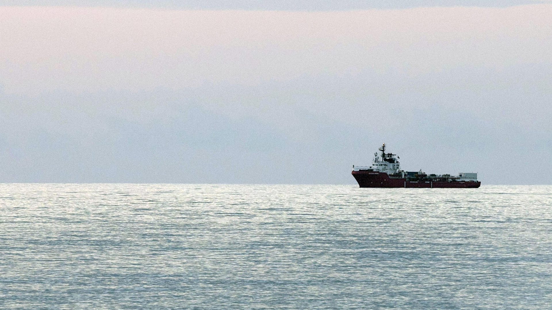 Die "Ocean Viking" nähert sich einem italienischen Hafen (Archivbild vom 30.10.2019) | FRANCESCO RUTA/EPA-EFE/REX