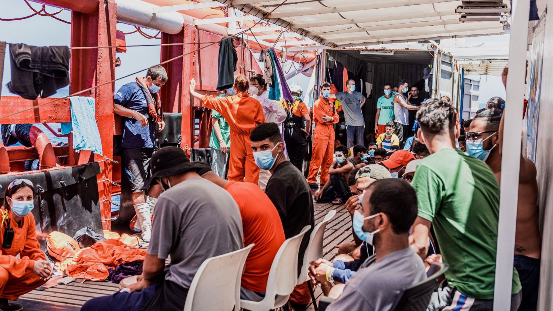 Geflüchtete und Mitarbeiter der Organisation SOS Méditerranée an Bord des Rettungsschiffs "Ocean Viking" | AP