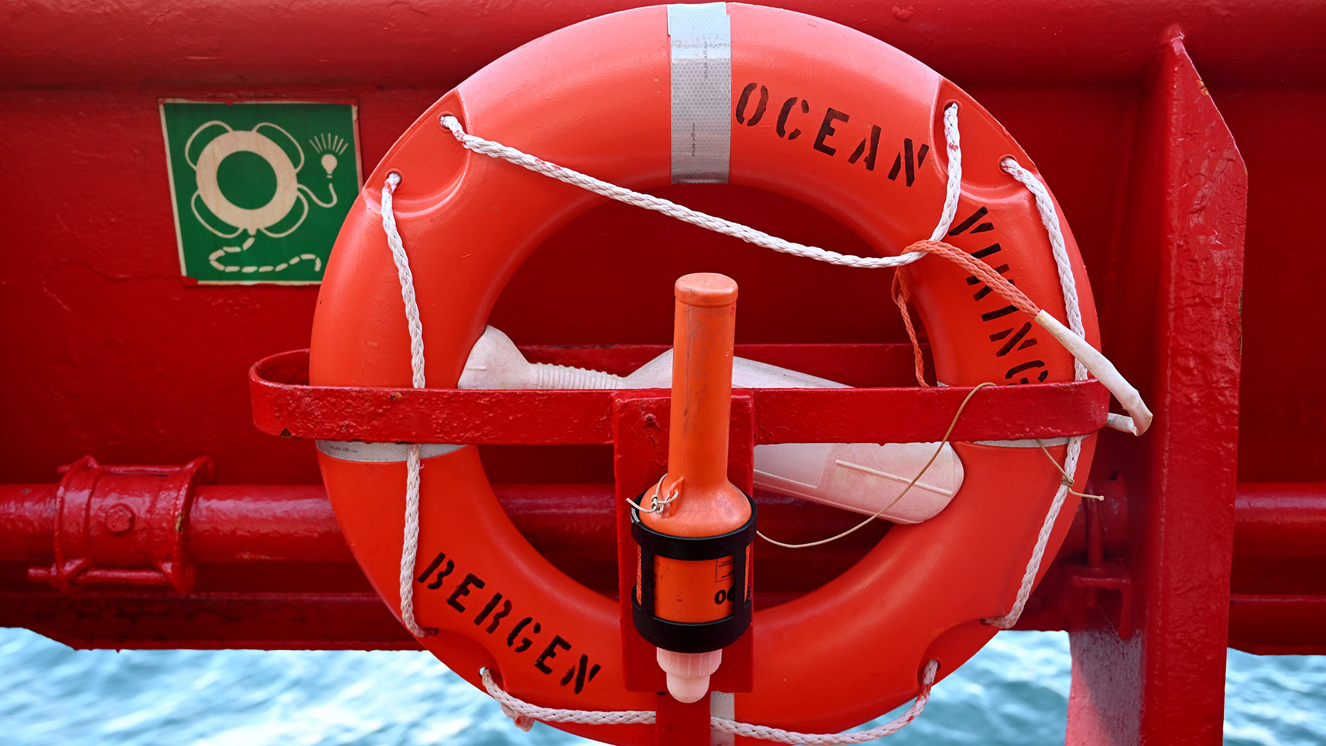 Blick auf einen Rettungsring auf dem Rettungsschiff  "Ocean Viking" | dpa