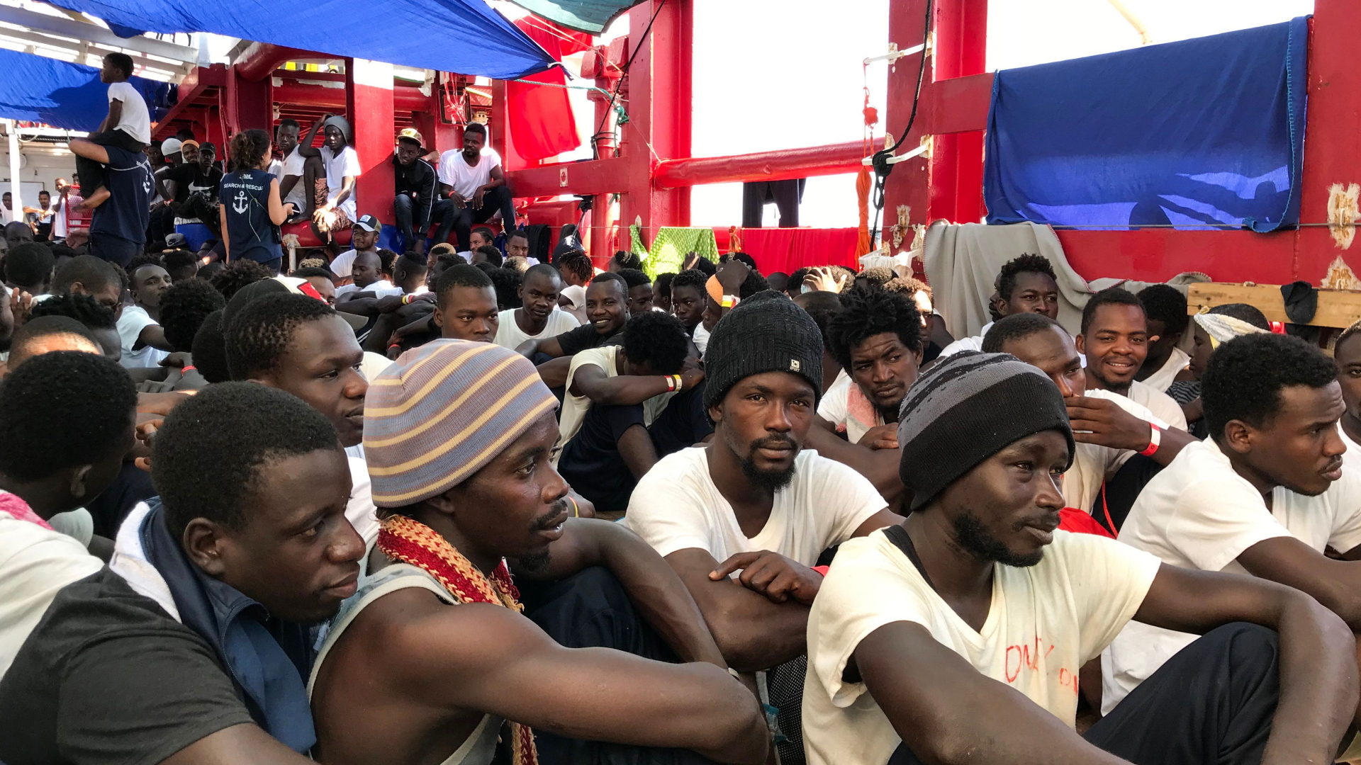 Gerettete Migranten an Bord des Schiffs "Ocean Viking" | AFP