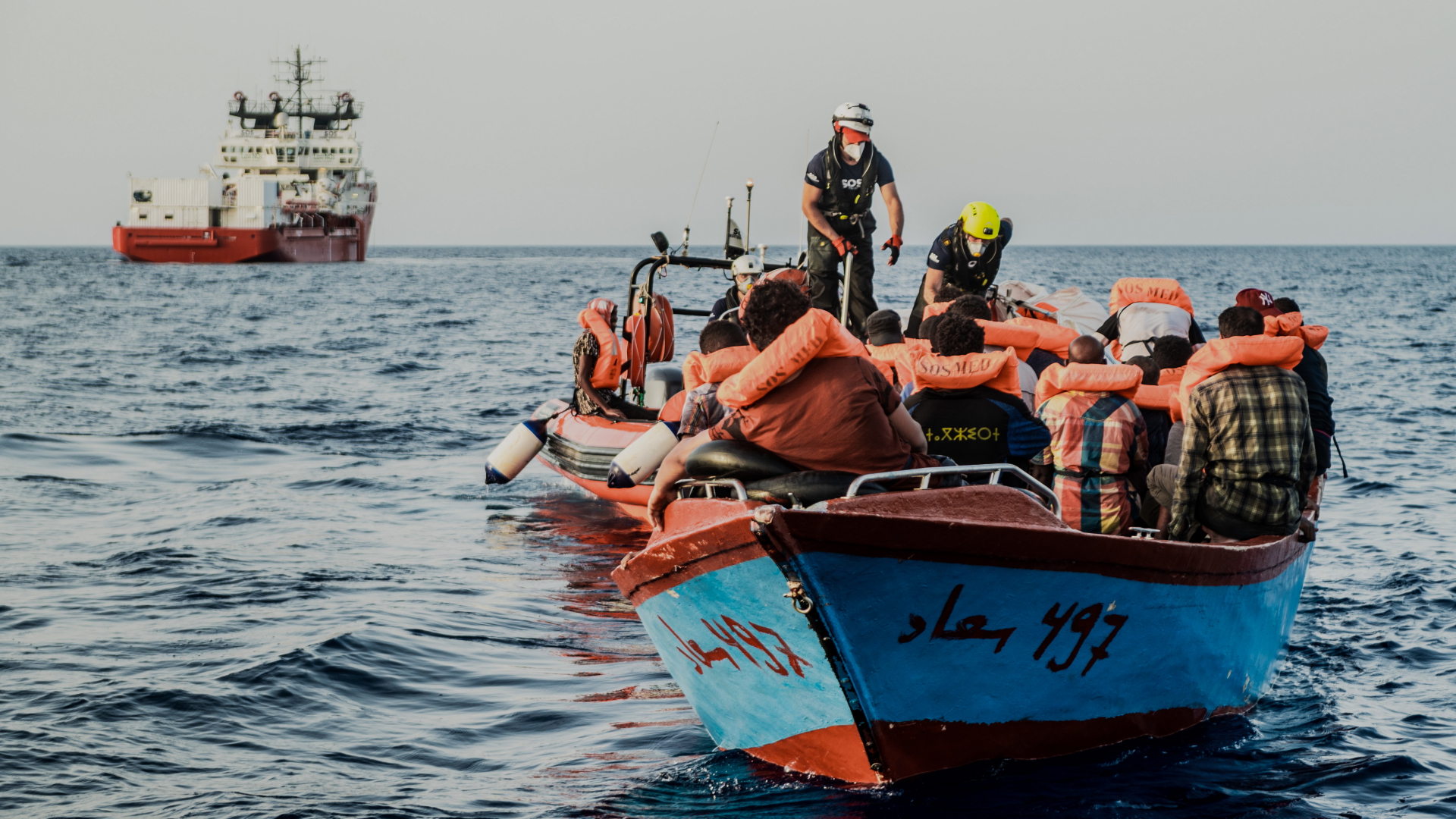 Crew-Mitglieder der "Ocean Viking" nähern sich einem kleinen Boot mit Migranten mit einem Schlauchboot. | dpa