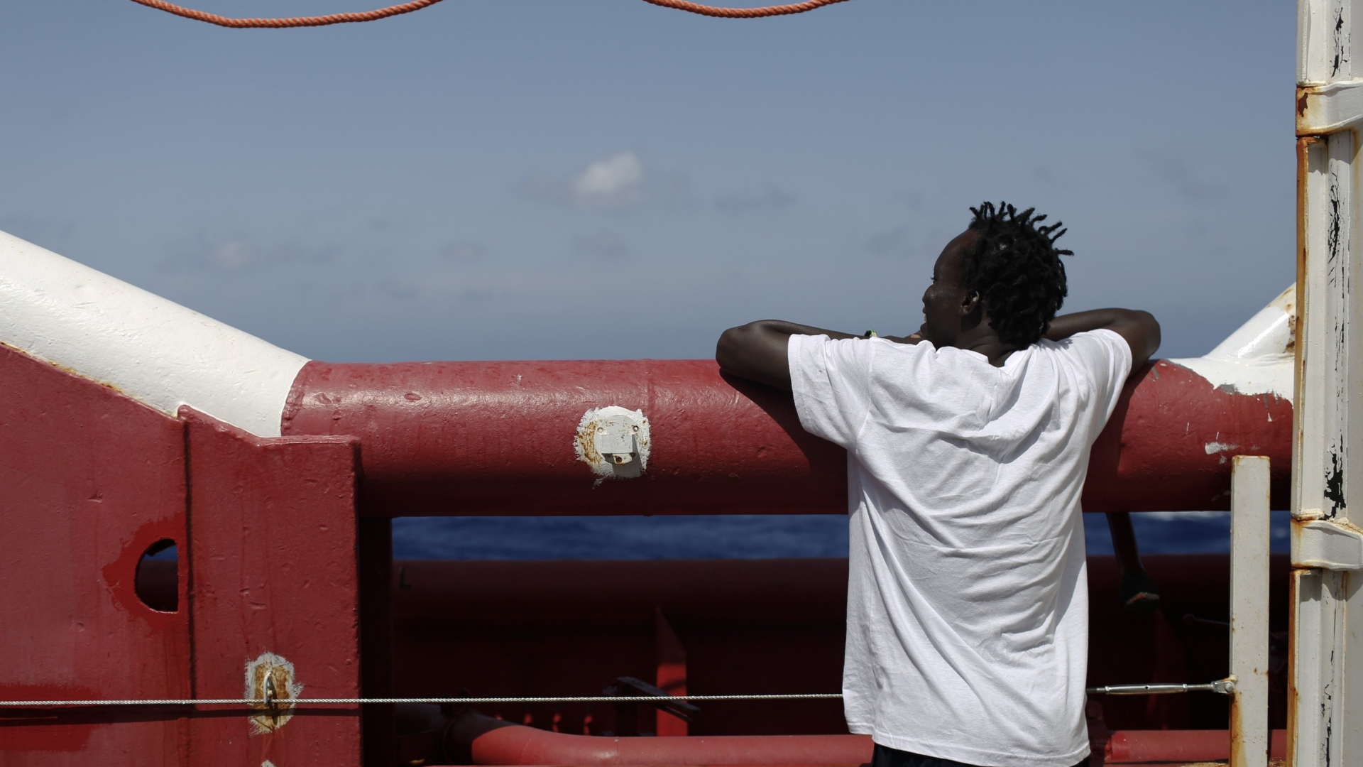 Ein Flüchtling an Bord der "Ocean Viking" | AP