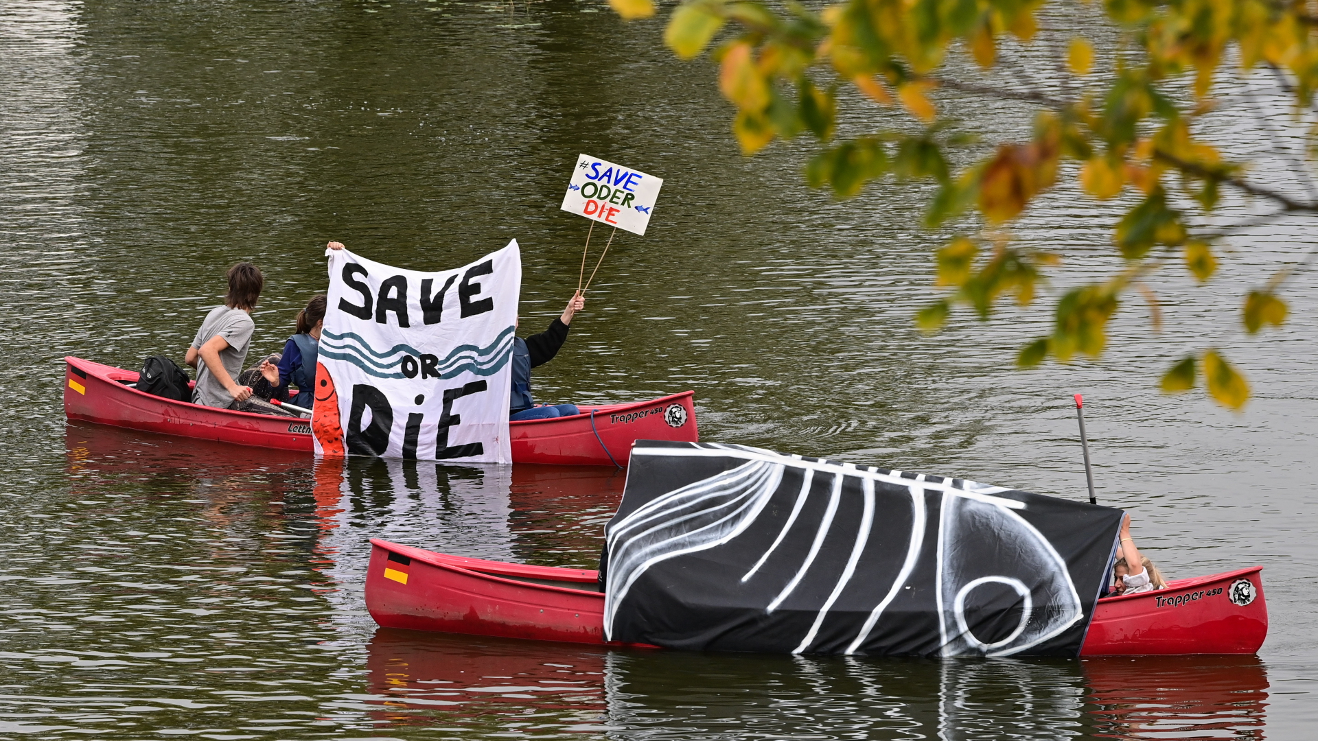 Auf dem Fluss Oder am Hafen von Kienitz protestieren Menschen in Kanus gegen den Ausbau des Flusses Oder. | dpa