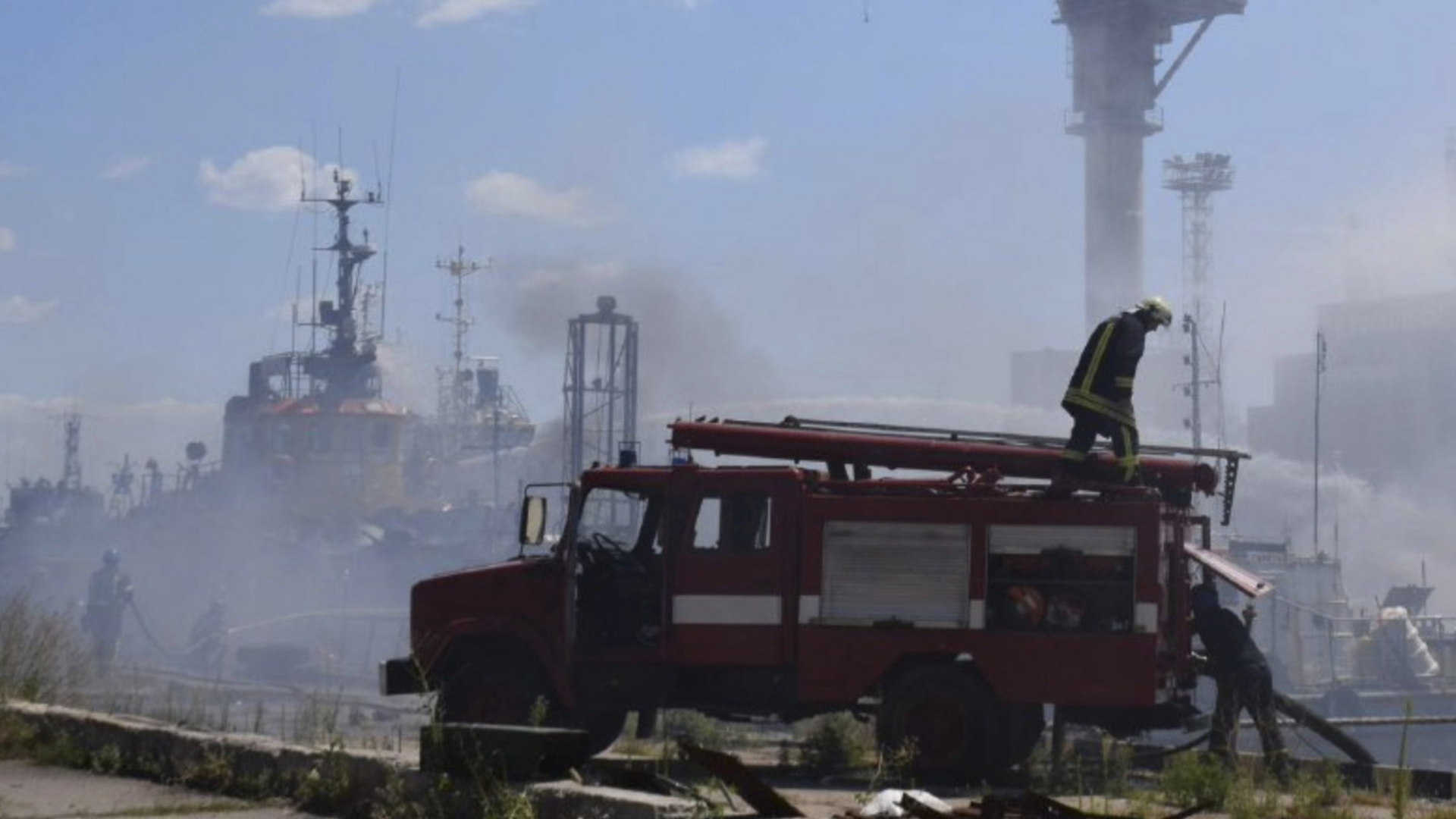 Dieses Bild zeigt nach ukrainischen Angaben Feuerwehrleute, die nach dem russischen Beschuss im Hafen von Odessa im Einsatz sind. | AP
